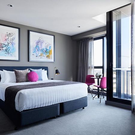 Art Series - The Chen Box Hill Exteriör bild A bedroom at the Hotel