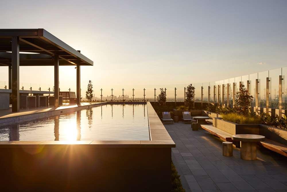 Art Series - The Chen Box Hill Bekvämligheter bild The rooftop pool at The Standard East Village