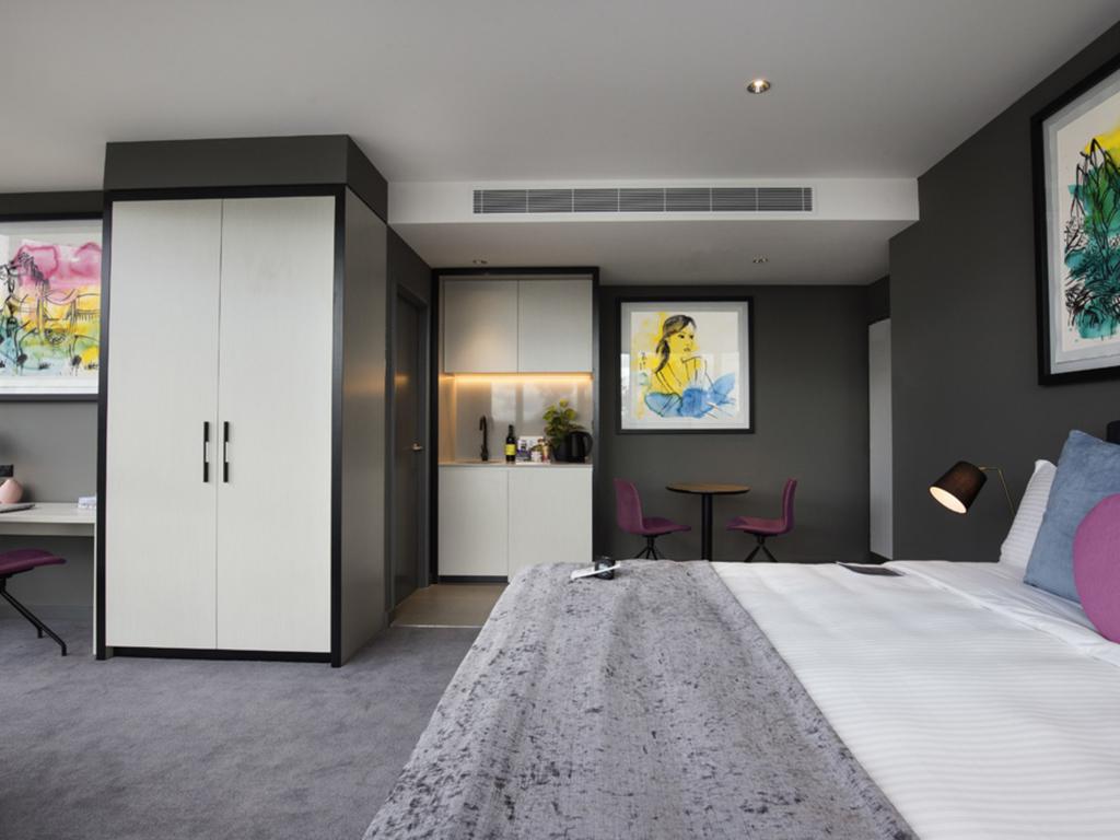 Art Series - The Chen Box Hill Exteriör bild A room at the Hotel