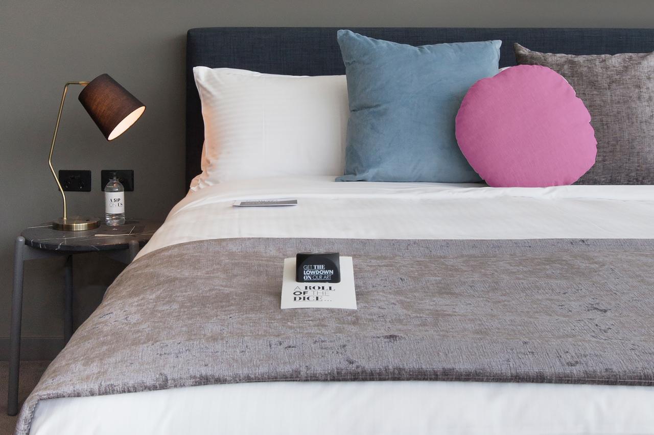 Art Series - The Chen Box Hill Exteriör bild A bed with a throw
