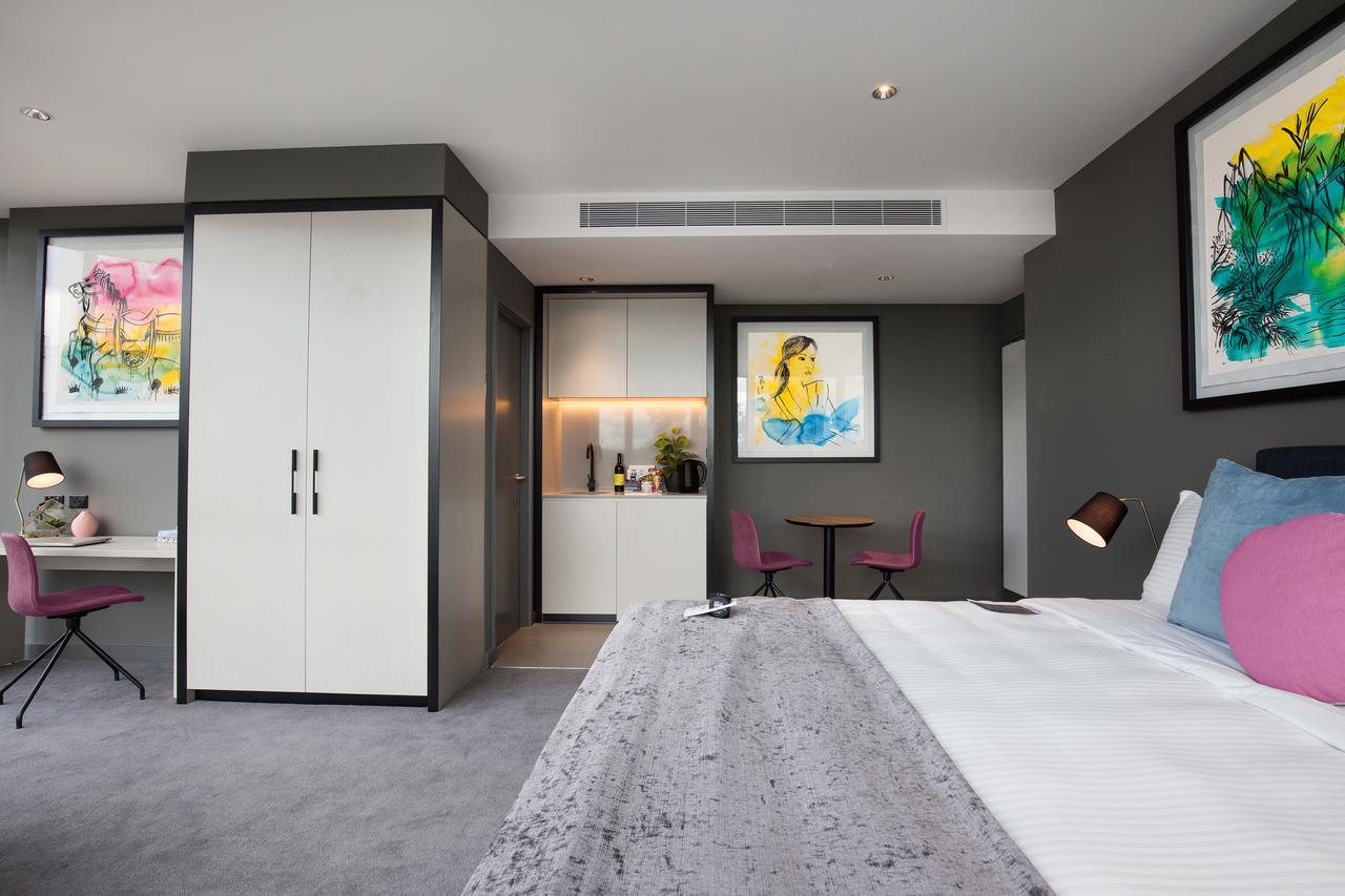 Art Series - The Chen Box Hill Exteriör bild A room at the hotel