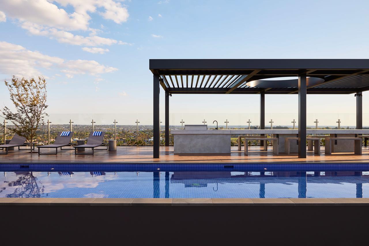 Art Series - The Chen Box Hill Exteriör bild Rooftop pool