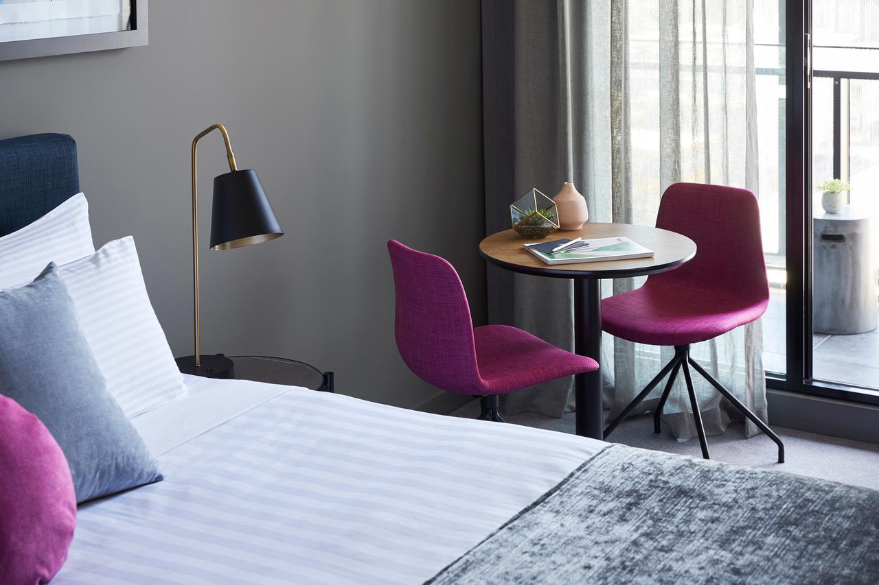 Art Series - The Chen Box Hill Exteriör bild A room at the Hotel